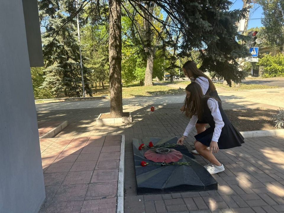 12 сентября 2025 года учащиеся 8-х классов ГБОУ "ГИМНАЗИЯ Г.О. МАКЕЕВКА" приняли участие в Линейке Памяти, чтобы почтить память миллионов людей, ставших жертвами бесчеловечной идеологии нацизма 12 сентября 2025 года учащиеся 8-х классов ГБОУ "ГИМНАЗИЯ Г.О. МАКЕЕВКА" приняли участие в Линейке Памяти, чтобы почтить память миллионов людей, ставших жертвами бесчеловечной идеологии нацизма