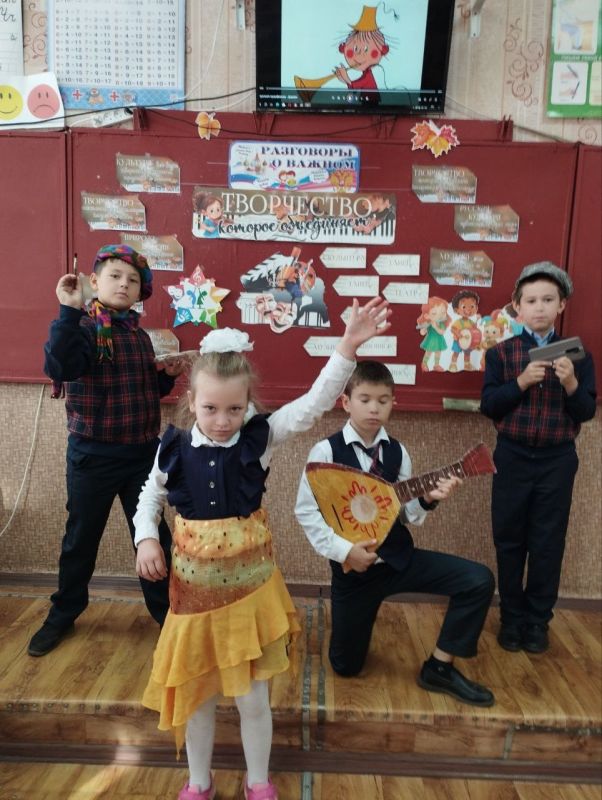 Творчество помогает человеку выражать свои чувства, мысли и идеи, создавать что-то новое и оригинальное, важное для людей, это особый язык, благодаря которому идеи и эмоции приобретают форму и могут быть поняты другими Творчество помогает человеку выражать свои чувства, мысли и идеи, создавать что-то новое и оригинальное, важное для людей, это особый язык, благодаря которому идеи и эмоции приобретают форму и могут быть поняты другими