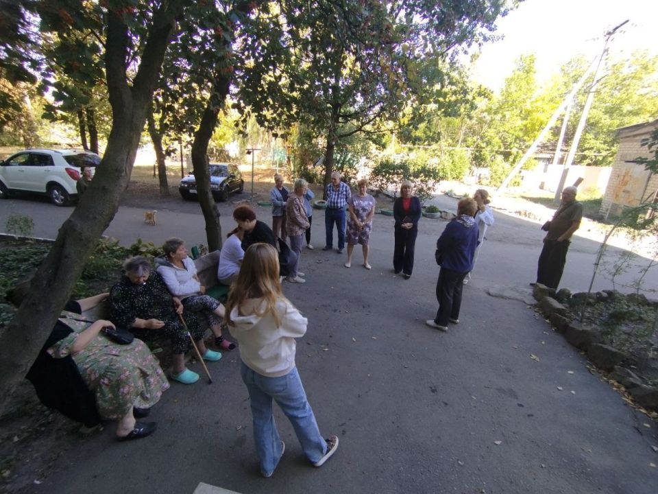 15 сентября в Червоногвардейском районе состоялась встреча заместителя руководителя Управы Червоногвардейского внутригородского района Татьяны Задорожной с жителями жилого массива Горького во дворе дома № 4 по улице Чугаева 15 сентября в Червоногвардейском районе состоялась встреча заместителя руководителя Управы Червоногвардейского внутригородского района Татьяны Задорожной с жителями жилого массива Горького во дворе дома № 4 по улице Чугаева