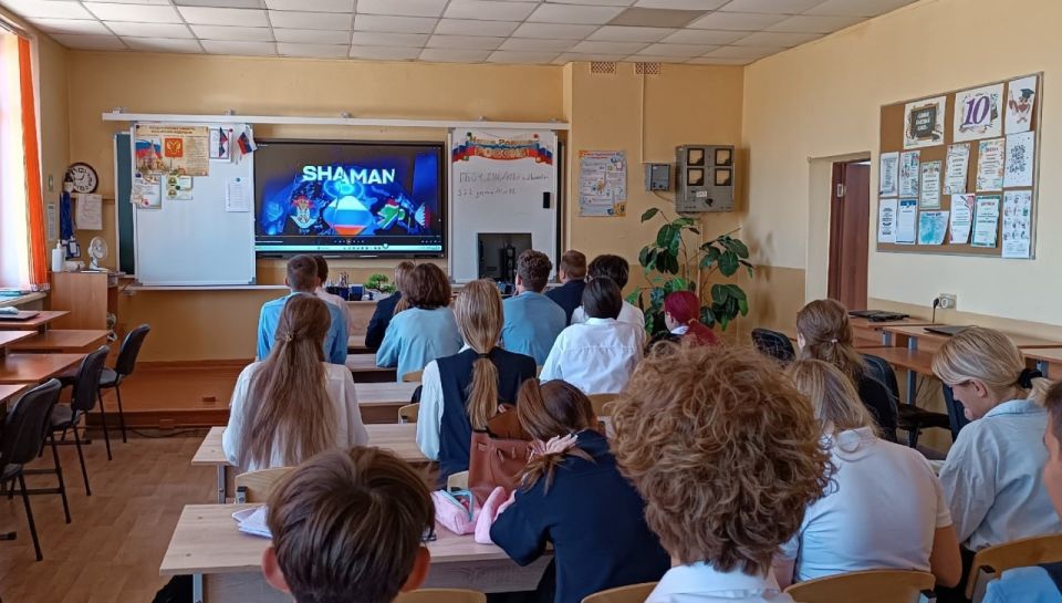 Творчество помогает человеку выражать свои чувства, мысли и идеи, создавать что-то новое и оригинальное, важное для людей, это особый язык, благодаря которому идеи и эмоции приобретают форму и могут быть поняты другими Творчество помогает человеку выражать свои чувства, мысли и идеи, создавать что-то новое и оригинальное, важное для людей, это особый язык, благодаря которому идеи и эмоции приобретают форму и могут быть поняты другими