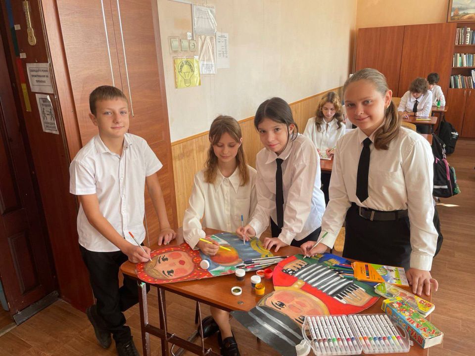 Творчество помогает человеку выражать свои чувства, мысли и идеи, создавать что-то новое и оригинальное, важное для людей, это особый язык, благодаря которому идеи и эмоции приобретают форму и могут быть поняты другими Творчество помогает человеку выражать свои чувства, мысли и идеи, создавать что-то новое и оригинальное, важное для людей, это особый язык, благодаря которому идеи и эмоции приобретают форму и могут быть поняты другими