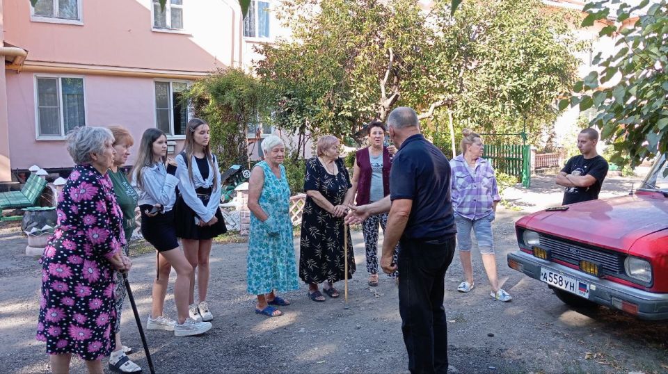 15 сентября депутат Макеевского городского совета Александр Рыжков провел встречу с жителями по адресу: г. Макеевка, ул. Волоколамская 16/13