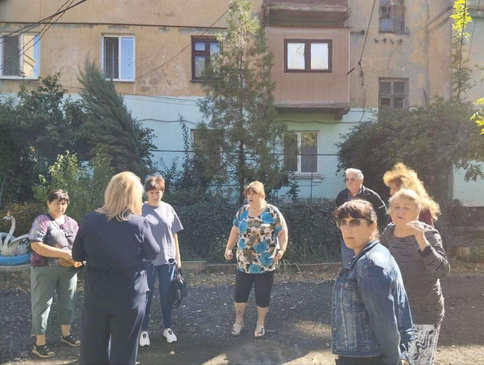 15 сентября в Червоногвардейском районе состоялась встреча заместителя руководителя Управы Червоногвардейского внутригородского района Татьяны Задорожной с жителями жилого массива Крупской возле дома № 3 по улице Цемесской