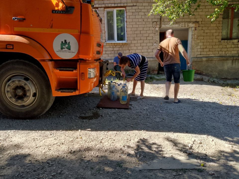 Для обеспечения водой жителей района Управой Кировского внутригородского района при поддержке региона-шефа Московская область ежедневно осуществляется подвоз воды для жителей домов, в которые в установленный графиком день не...