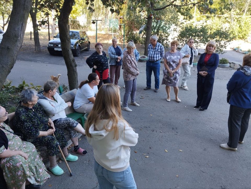 15 сентября в Червоногвардейском районе состоялась встреча заместителя руководителя Управы Червоногвардейского внутригородского района Татьяны Задорожной с жителями жилого массива Горького во дворе дома № 4 по улице Чугаева 15 сентября в Червоногвардейском районе состоялась встреча заместителя руководителя Управы Червоногвардейского внутригородского района Татьяны Задорожной с жителями жилого массива Горького во дворе дома № 4 по улице Чугаева