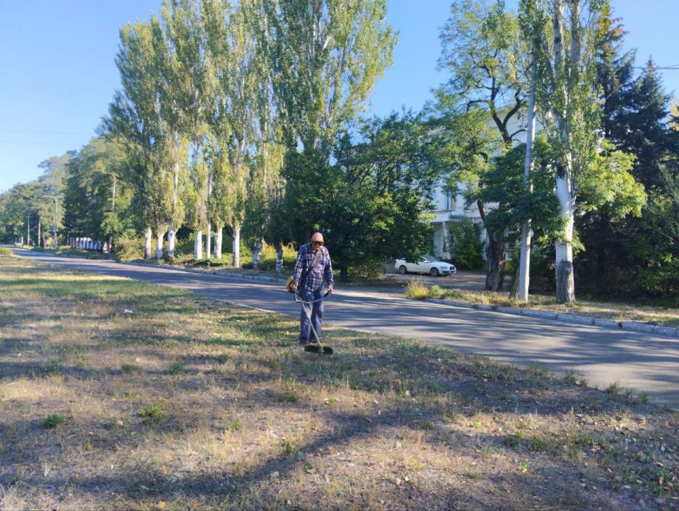 Сегодня, 15 сентября, в Кировском внутригородском районе города Макеевки продолжаются работы по покосу сорных и карантинных трав Сегодня, 15 сентября, в Кировском внутригородском районе города Макеевки продолжаются работы по покосу сорных и карантинных трав