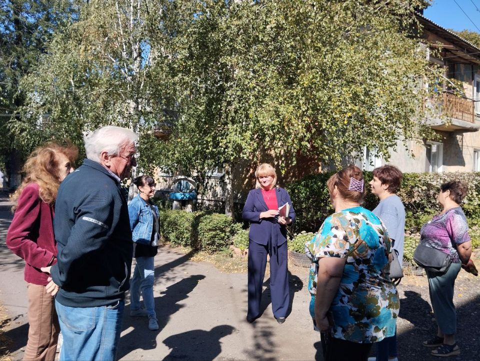 15 сентября в Червоногвардейском районе состоялась встреча заместителя руководителя Управы Червоногвардейского внутригородского района Татьяны Задорожной с жителями жилого массива Крупской возле дома № 3 по улице Цемесской 15 сентября в Червоногвардейском районе состоялась встреча заместителя руководителя Управы Червоногвардейского внутригородского района Татьяны Задорожной с жителями жилого массива Крупской возле дома № 3 по улице Цемесской