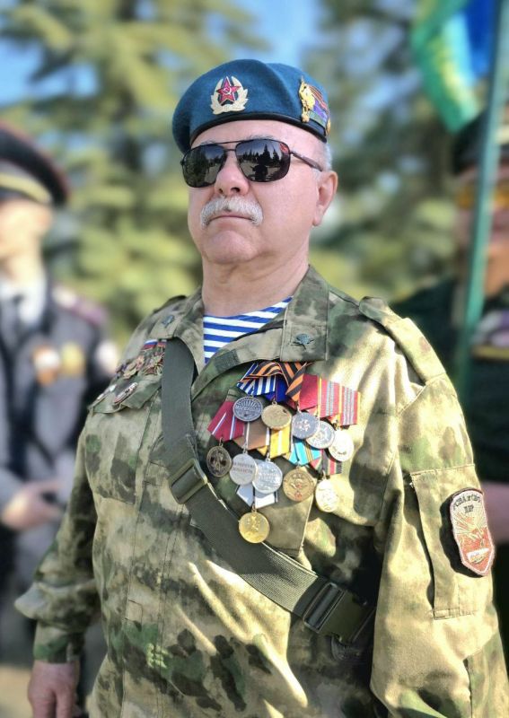 Дмитрий Огилец: Сегодня празднует свой день рождения наш друг и товарищ - первый заместитель председателя ДРРО ООО "РСВАиСВО", председатель Макеевской городской организации "РСВАиСВО" Семёнов Роман Георгиевич