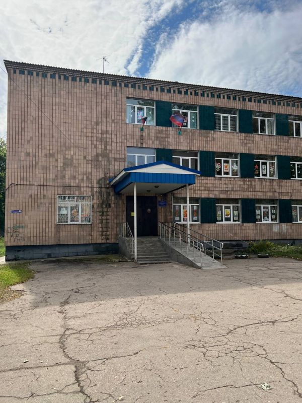 Заместитель Председателя Народного Совета ДНР Николай Сытов (фракция КПРФ) в соответствии с поручением Главы ДНР Дениса Пушилина пообщался с жителями Макеевки в Музыкальной школе №2