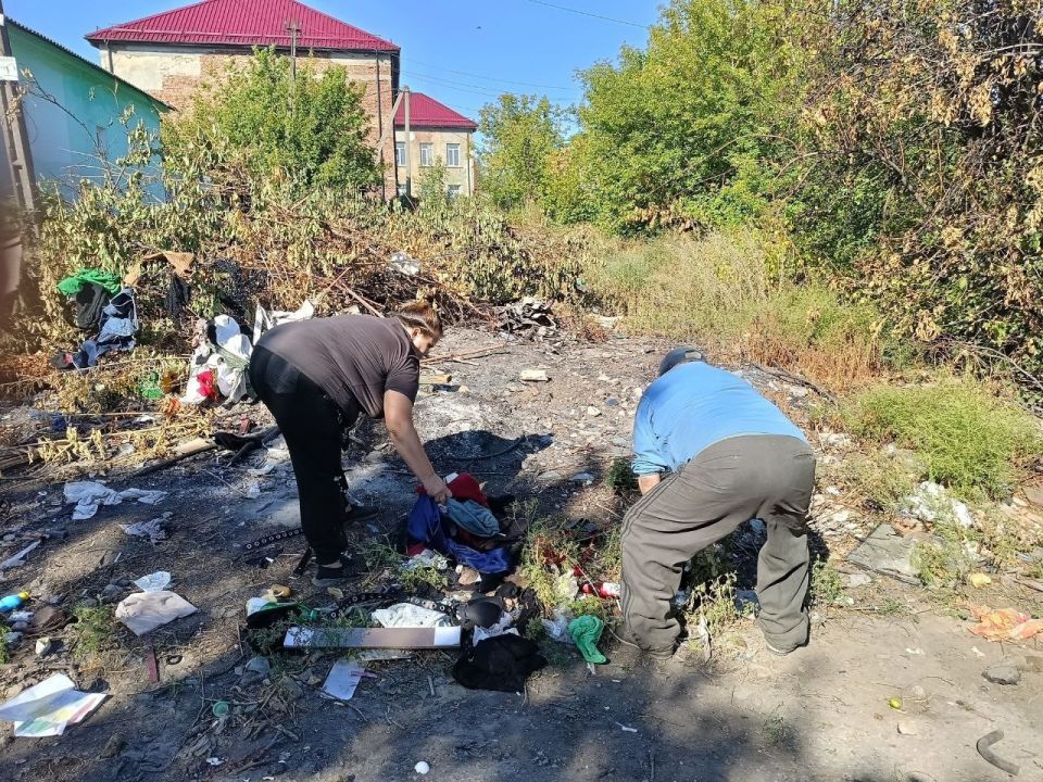 Сегодня, 15 сентября, с целью приведения территории в надлежащее санитарное состояние силами МУП АГМ «Коммунальник-15» проведены работы по сбору видимого мусора и уборке контейнерной площадки по ул. Кремлевской Сегодня, 15 сентября, с целью приведения территории в надлежащее санитарное состояние силами МУП АГМ «Коммунальник-15» проведены работы по сбору видимого мусора и уборке контейнерной площадки по ул. Кремлевской