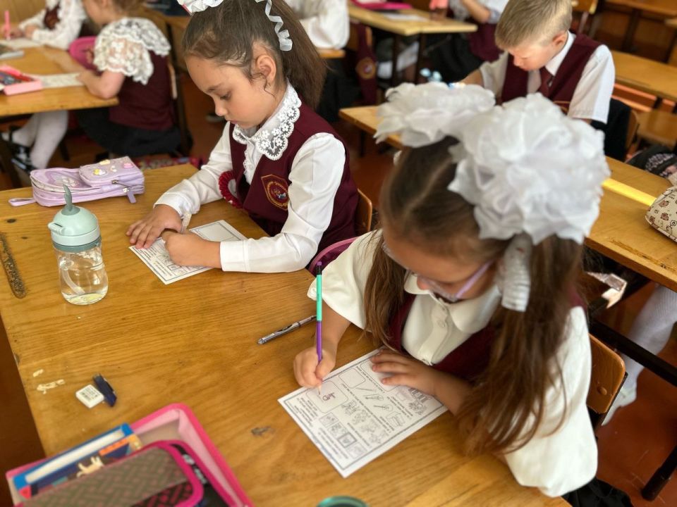 Творчество помогает человеку выражать свои чувства, мысли и идеи, создавать что-то новое и оригинальное, важное для людей, это особый язык, благодаря которому идеи и эмоции приобретают форму и могут быть поняты другими Творчество помогает человеку выражать свои чувства, мысли и идеи, создавать что-то новое и оригинальное, важное для людей, это особый язык, благодаря которому идеи и эмоции приобретают форму и могут быть поняты другими