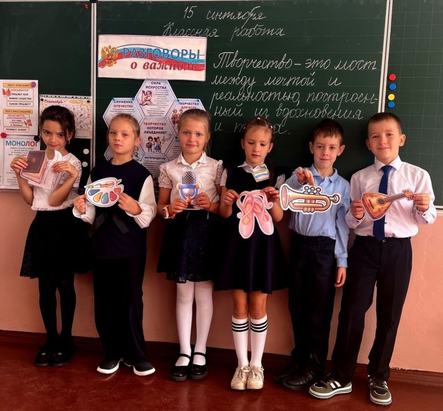 Творчество помогает человеку выражать свои чувства, мысли и идеи, создавать что-то новое и оригинальное, важное для людей, это особый язык, благодаря которому идеи и эмоции приобретают форму и могут быть поняты другими Творчество помогает человеку выражать свои чувства, мысли и идеи, создавать что-то новое и оригинальное, важное для людей, это особый язык, благодаря которому идеи и эмоции приобретают форму и могут быть поняты другими