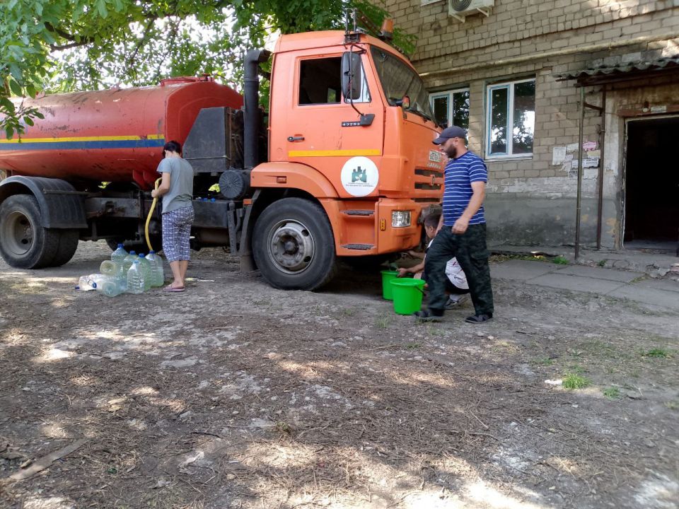 Для обеспечения водой жителей района Управой Кировского внутригородского района при поддержке региона-шефа Московская область ежедневно осуществляется подвоз воды для жителей домов, в которые в установленный графиком день не... Для обеспечения водой жителей района Управой Кировского внутригородского района при поддержке региона-шефа Московская область ежедневно осуществляется подвоз воды для жителей домов, в которые в установленный графиком день не...