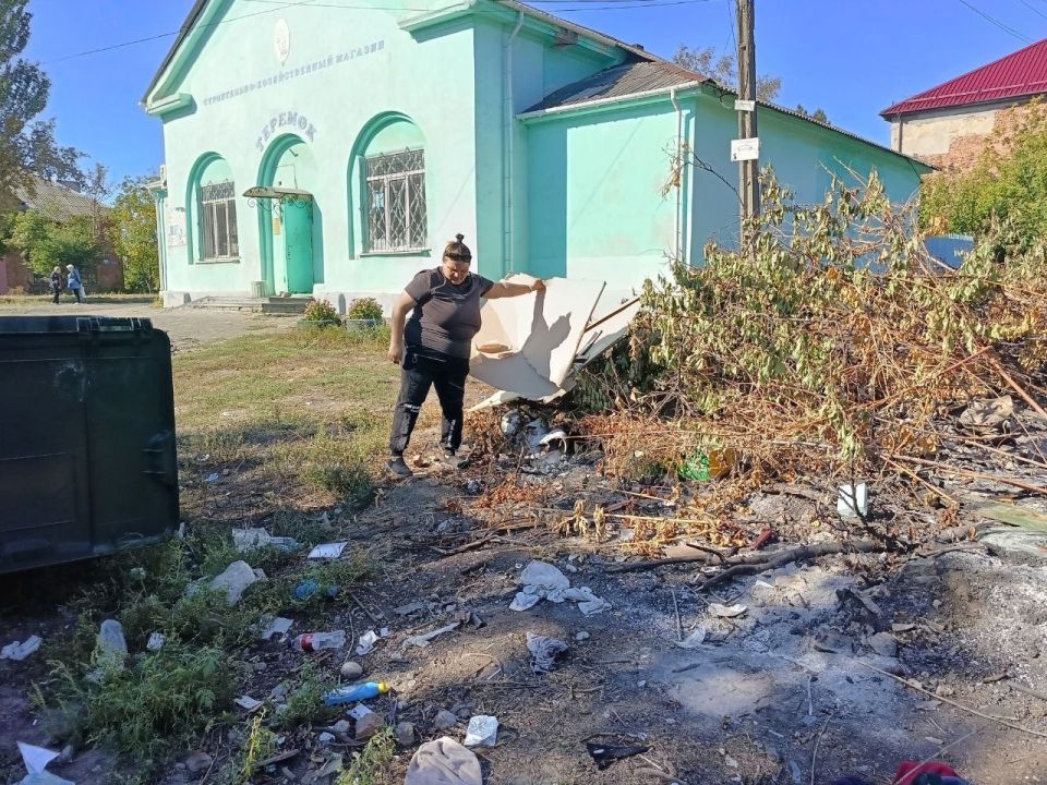 Сегодня, 15 сентября, с целью приведения территории в надлежащее санитарное состояние силами МУП АГМ «Коммунальник-15» проведены работы по сбору видимого мусора и уборке контейнерной площадки по ул. Кремлевской Сегодня, 15 сентября, с целью приведения территории в надлежащее санитарное состояние силами МУП АГМ «Коммунальник-15» проведены работы по сбору видимого мусора и уборке контейнерной площадки по ул. Кремлевской