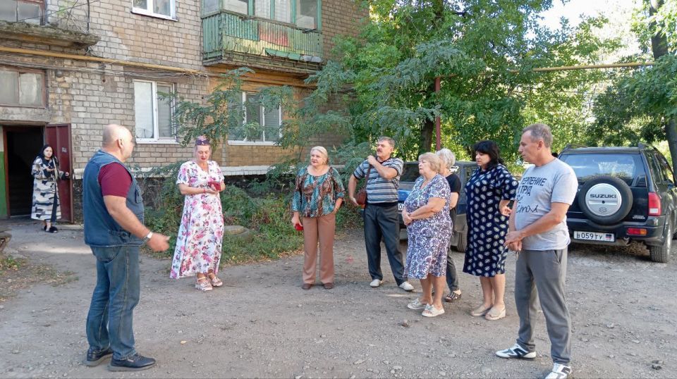 15 сентября депутат Макеевского городского совета Александр Морозов провел встречу с жителями по адресу: г. Макеевка, пр-т Генерала Данилова 45