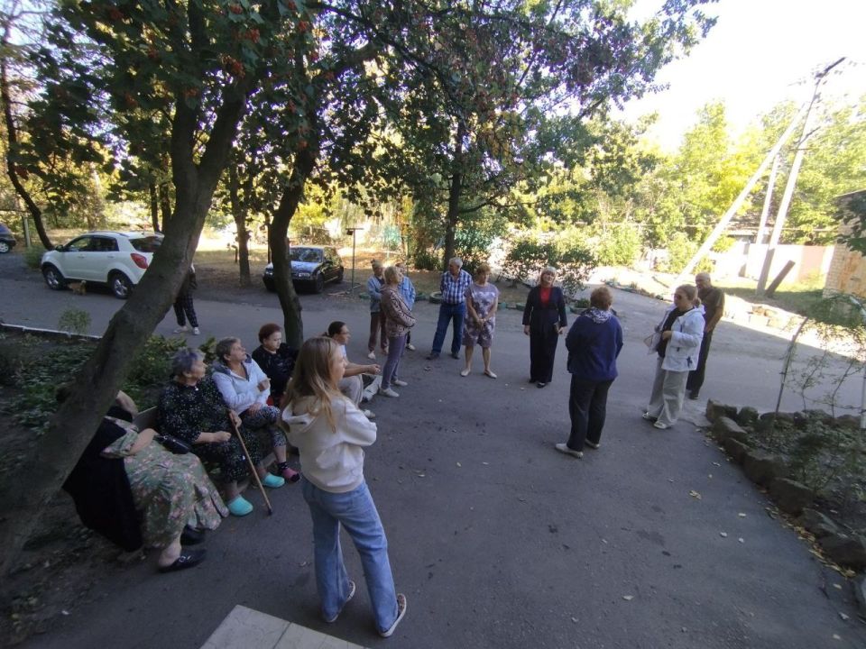 15 сентября в Червоногвардейском районе состоялась встреча заместителя руководителя Управы Червоногвардейского внутригородского района Татьяны Задорожной с жителями жилого массива Горького во дворе дома № 4 по улице Чугаева