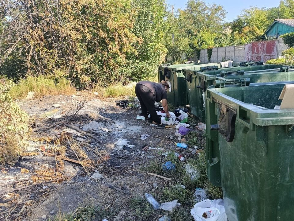 Сегодня, 15 сентября, с целью приведения территории в надлежащее санитарное состояние силами МУП АГМ «Коммунальник-15» проведены работы по сбору видимого мусора и уборке контейнерной площадки по ул. Кремлевской Сегодня, 15 сентября, с целью приведения территории в надлежащее санитарное состояние силами МУП АГМ «Коммунальник-15» проведены работы по сбору видимого мусора и уборке контейнерной площадки по ул. Кремлевской