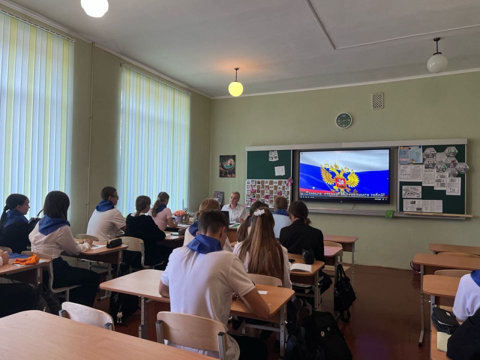 Творчество помогает человеку выражать свои чувства, мысли и идеи, создавать что-то новое и оригинальное, важное для людей, это особый язык, благодаря которому идеи и эмоции приобретают форму и могут быть поняты другими Творчество помогает человеку выражать свои чувства, мысли и идеи, создавать что-то новое и оригинальное, важное для людей, это особый язык, благодаря которому идеи и эмоции приобретают форму и могут быть поняты другими