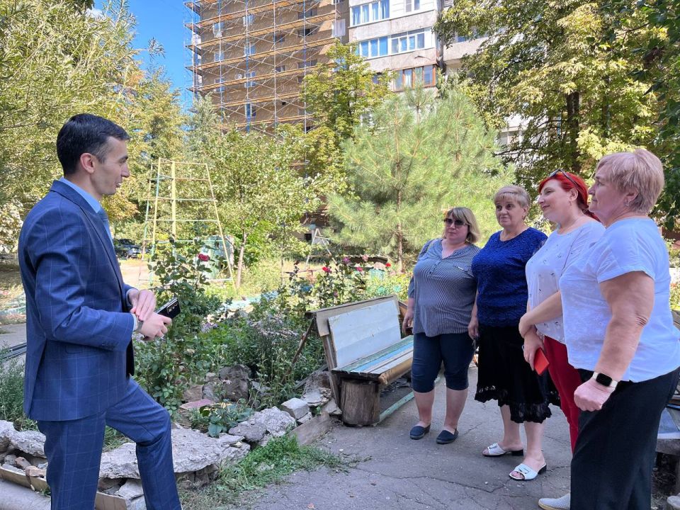 Сегодня, 15 сентября, депутат Макеевского городского совета Сергей Зуев провел встречу с населением по адресу: г. Макеевка, мкр Центральный, 9