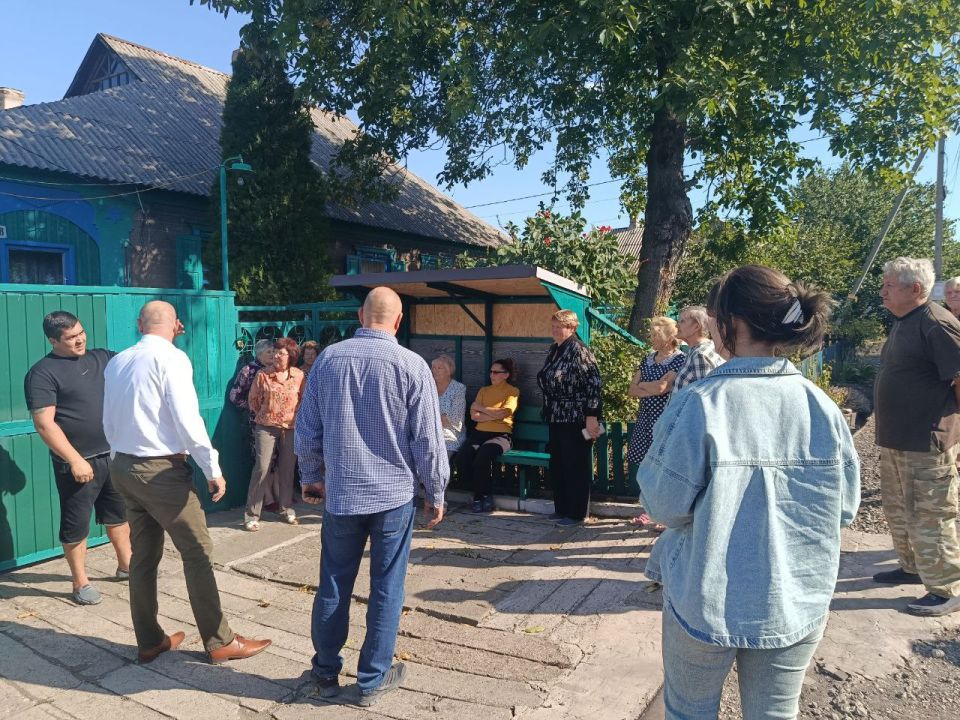 15 сентября встречу с населением улицы Первомайской возле дома № 29 жилого массива Ханженково-Северный провел заместитель главы Администрации городского округа Макеевка Евгений Марченко 15 сентября встречу с населением улицы Первомайской возле дома № 29 жилого массива Ханженково-Северный провел заместитель главы Администрации городского округа Макеевка Евгений Марченко