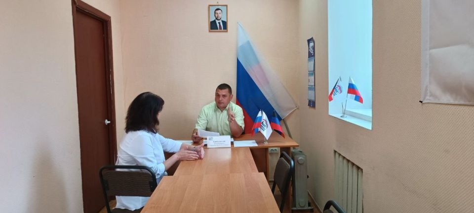 16 сентября руководитель Управы Червоногвардейского внутригородского района Антон Гринзовский провел приём граждан в Общественной приемной Председателя партии «Единая Россия» Червоногвардейского района городского округа... 16 сентября руководитель Управы Червоногвардейского внутригородского района Антон Гринзовский провел приём граждан в Общественной приемной Председателя партии «Единая Россия» Червоногвардейского района городского округа...