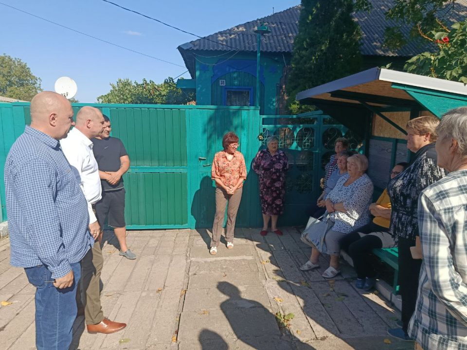 15 сентября встречу с населением улицы Первомайской возле дома № 29 жилого массива Ханженково-Северный провел заместитель главы Администрации городского округа Макеевка Евгений Марченко