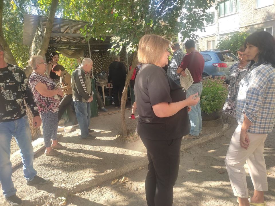 Сегодня, 15 сентября, заместитель руководителя Управы Кировского внутригородского района Администрации городского округа Макеевка Донецкой Народной Республики Ирина Воронина провела встречу с жителями на подведомственной... Сегодня, 15 сентября, заместитель руководителя Управы Кировского внутригородского района Администрации городского округа Макеевка Донецкой Народной Республики Ирина Воронина провела встречу с жителями на подведомственной...