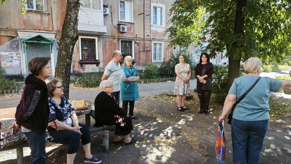 Сегодня, 15 сентября, депутат Макеевского городского совета Александр Подгорный провел встречу с жителями на подведомственной территории по ул. Ленина, 131