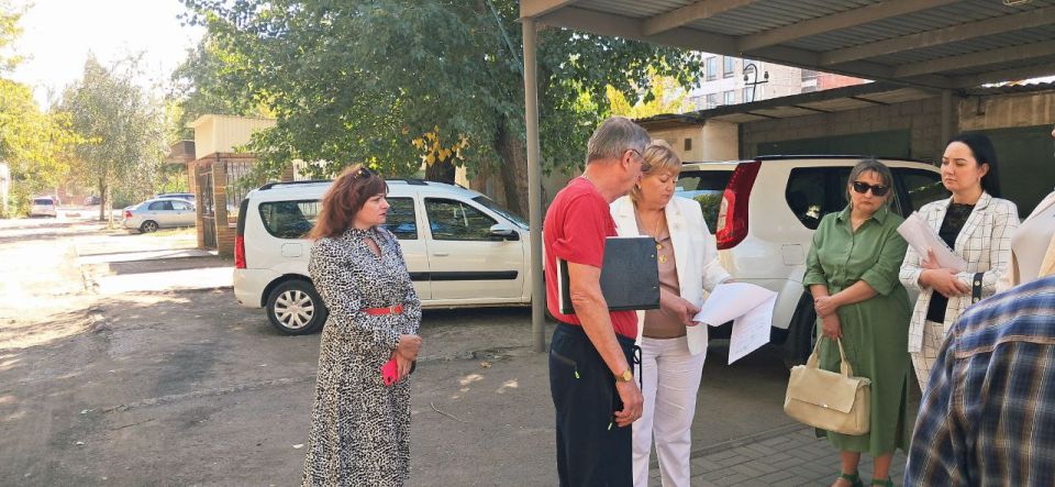 Сегодня, 15 сентября, заместитель главы заместитель главы администрации городского округа Макеевка Ирина Валентиновна Сидякина провела встречи с жителями по адресам: г. Макеевка, ул. Ленина, дома 55 и 59 Сегодня, 15 сентября, заместитель главы заместитель главы администрации городского округа Макеевка Ирина Валентиновна Сидякина провела встречи с жителями по адресам: г. Макеевка, ул. Ленина, дома 55 и 59