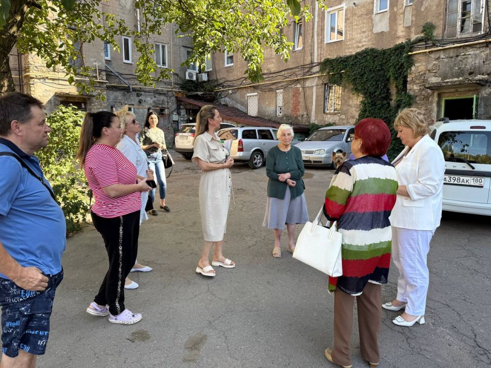 Сегодня, 15 сентября, заместитель главы заместитель главы администрации городского округа Макеевка Ирина Валентиновна Сидякина провела встречи с жителями по адресам: г. Макеевка, ул. Ленина, дома 55 и 59 Сегодня, 15 сентября, заместитель главы заместитель главы администрации городского округа Макеевка Ирина Валентиновна Сидякина провела встречи с жителями по адресам: г. Макеевка, ул. Ленина, дома 55 и 59