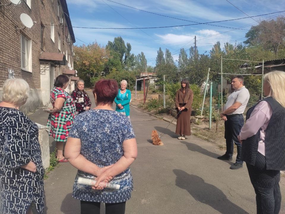 В Кировском внутригородском районе, в рамках поручения Главы ДНР Дениса Пушилина, продолжаются встречи с населением на подведомственной территории