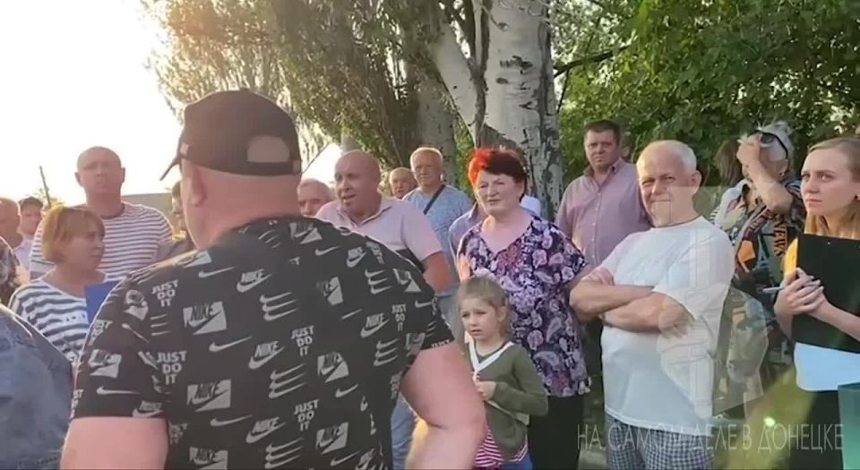 Сотрудники «Воды Донбасса» вышли с разъяснениями к недовольной толпе жителей Макеевки…