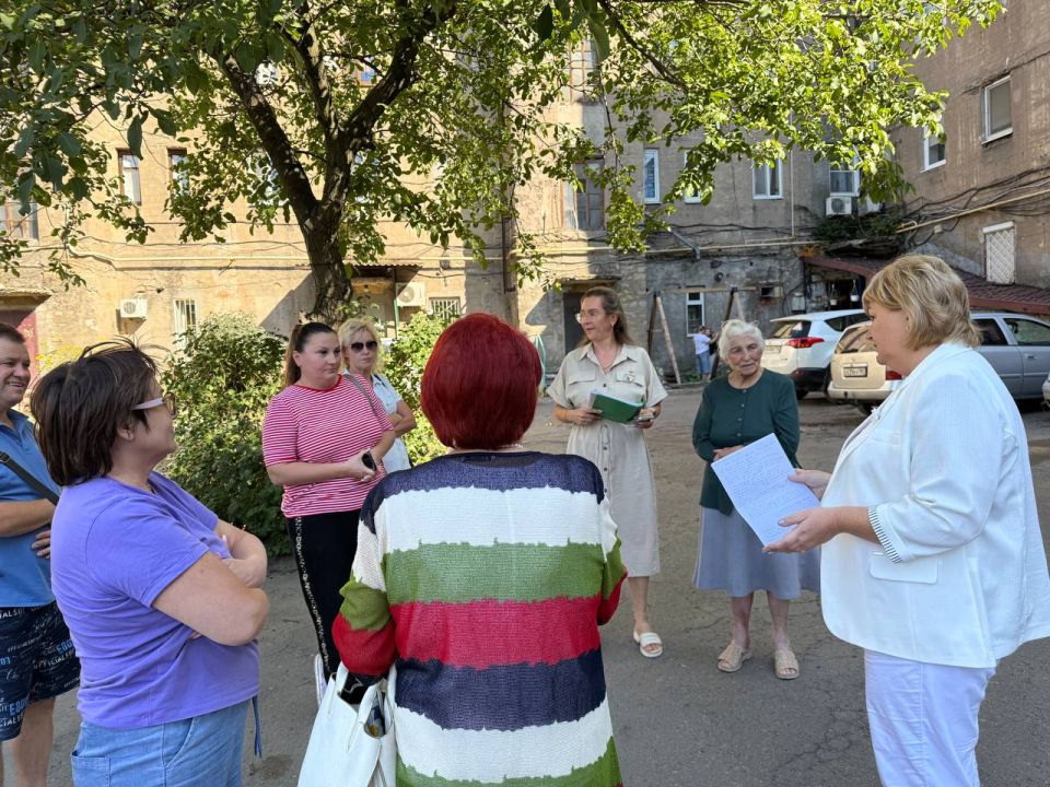 Сегодня, 15 сентября, заместитель главы заместитель главы администрации городского округа Макеевка Ирина Валентиновна Сидякина провела встречи с жителями по адресам: г. Макеевка, ул. Ленина, дома 55 и 59 Сегодня, 15 сентября, заместитель главы заместитель главы администрации городского округа Макеевка Ирина Валентиновна Сидякина провела встречи с жителями по адресам: г. Макеевка, ул. Ленина, дома 55 и 59