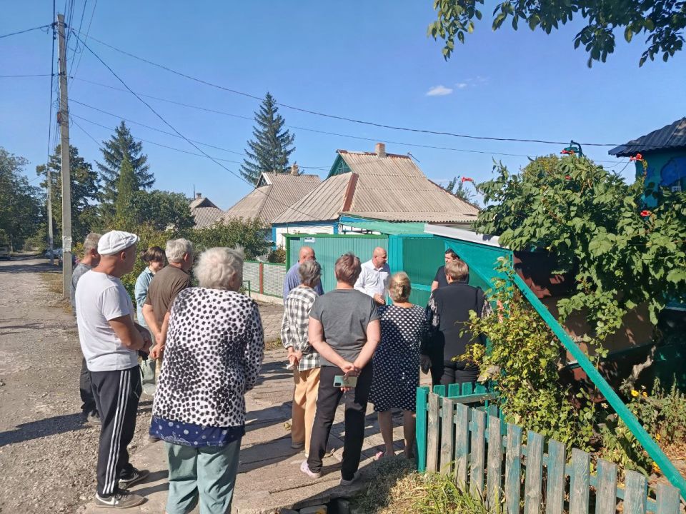 15 сентября встречу с населением улицы Первомайской возле дома № 29 жилого массива Ханженково-Северный провел заместитель главы Администрации городского округа Макеевка Евгений Марченко 15 сентября встречу с населением улицы Первомайской возле дома № 29 жилого массива Ханженково-Северный провел заместитель главы Администрации городского округа Макеевка Евгений Марченко