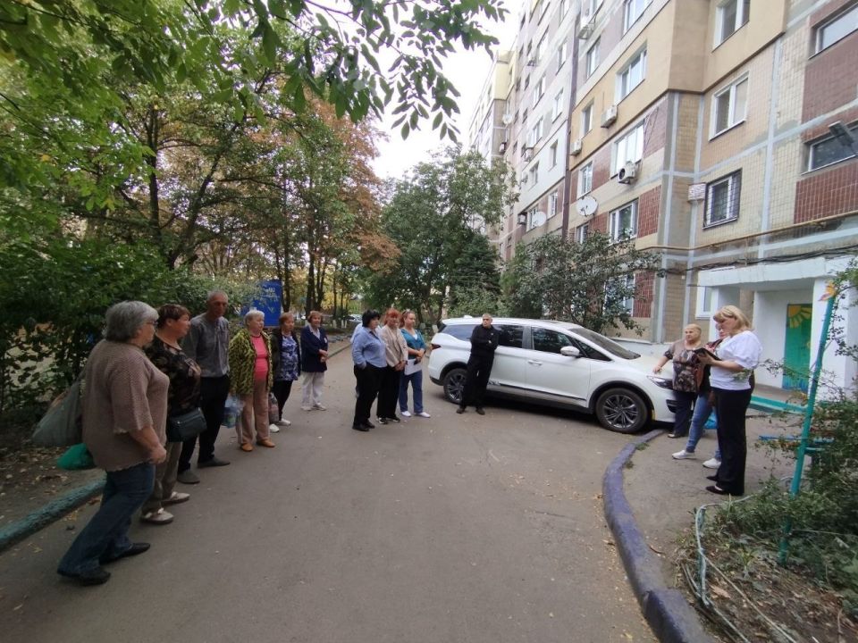 16 сентября в Червоногвардейском районе состоялась встреча депутата Макеевского городского совета ДНР Нателлы Джоджишвили с жителями жилого массива Карла Маркса возле дома № 80 по улице Западной 16 сентября в Червоногвардейском районе состоялась встреча депутата Макеевского городского совета ДНР Нателлы Джоджишвили с жителями жилого массива Карла Маркса возле дома № 80 по улице Западной