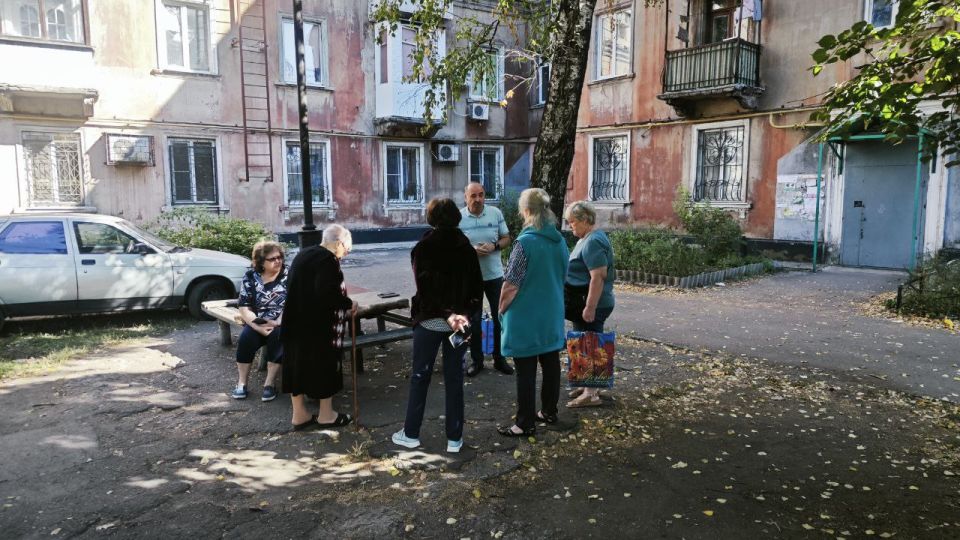 Сегодня, 15 сентября, депутат Макеевского городского совета Александр Подгорный провел встречу с жителями на подведомственной территории по ул. Ленина, 131 Сегодня, 15 сентября, депутат Макеевского городского совета Александр Подгорный провел встречу с жителями на подведомственной территории по ул. Ленина, 131