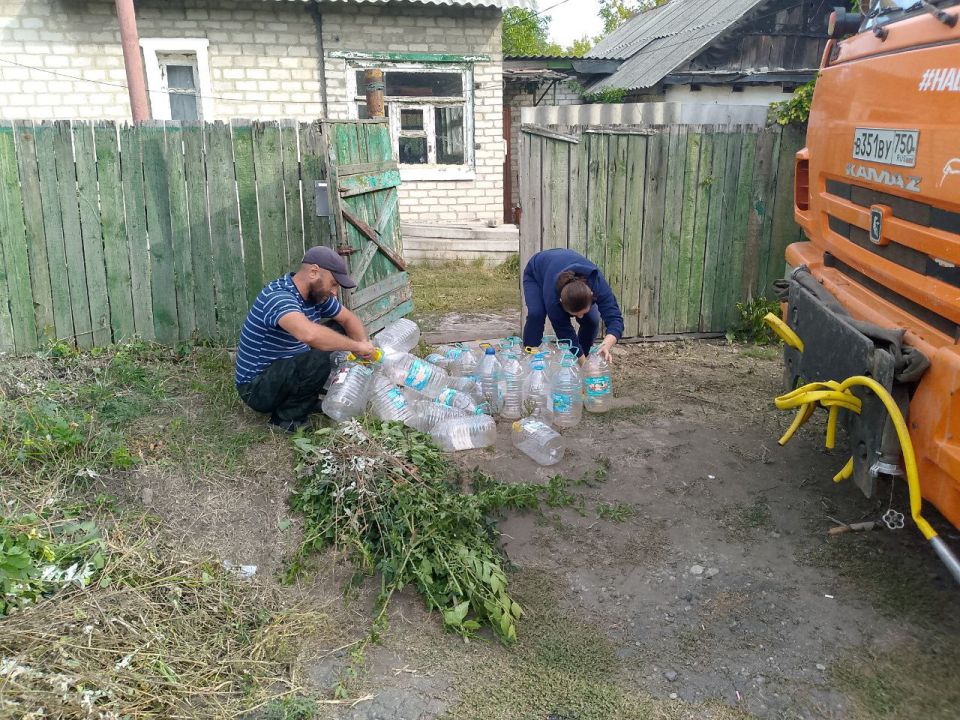 Для обеспечения водой жителей района Управой Кировского внутригородского района при поддержке региона-шефа Московская область ежедневно осуществляется подвоз воды для жителей домов, в которые в установленный графиком день не...