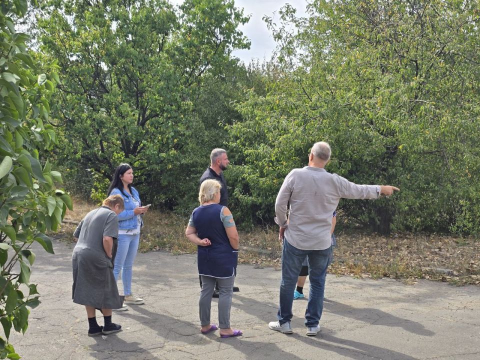 По поручению Главы ДНР Дениса Пушилина, спикер-активист Алексей Боршош провел встречу с жителями на подведомственной территории Кировского района по ул. Панаса Мирного, 38