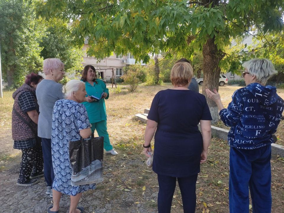 По поручению Главы ДНР Дениса Пушилина, 17 сентября, спикер-активист Татьяна Синяговская провела встречу с жителями района на подведомственной территории по ул. Трубицына, 15 По поручению Главы ДНР Дениса Пушилина, 17 сентября, спикер-активист Татьяна Синяговская провела встречу с жителями района на подведомственной территории по ул. Трубицына, 15