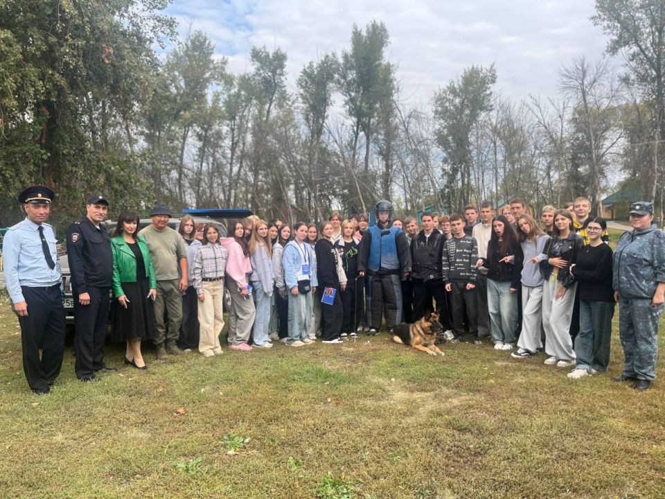 Правоохранители в гостях у участников смены!