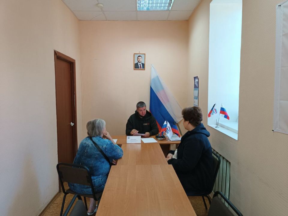17 сентября депутат Народного совета ДНР первого созыва Александр Камышов провёл приём граждан в Общественной приемной Председателя партии «Единая Россия» Червоногвардейского района 17 сентября депутат Народного совета ДНР первого созыва Александр Камышов провёл приём граждан в Общественной приемной Председателя партии «Единая Россия» Червоногвардейского района
