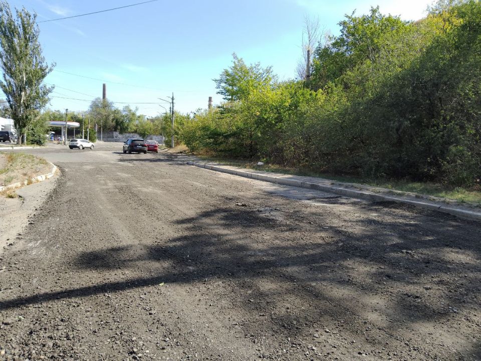 Сегодня, 17 сентября, в качестве временной меры, для улучшения условий передвижения автотранспорта силами МУП АГМ «Перспектива» проведены работы по отсыпке асфальтовой срезкой разрушенных участков асфальтового покрытия... Сегодня, 17 сентября, в качестве временной меры, для улучшения условий передвижения автотранспорта силами МУП АГМ «Перспектива» проведены работы по отсыпке асфальтовой срезкой разрушенных участков асфальтового покрытия...