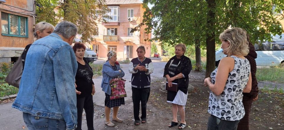 Сегодня, 17 сентября, заместитель руководителя Управы Советского внутригородского района Администрации городского округа Макеевка Надежда Прокапович провела встречу с населением возле дома № 10 Второго микрорайона Сегодня, 17 сентября, заместитель руководителя Управы Советского внутригородского района Администрации городского округа Макеевка Надежда Прокапович провела встречу с населением возле дома № 10 Второго микрорайона