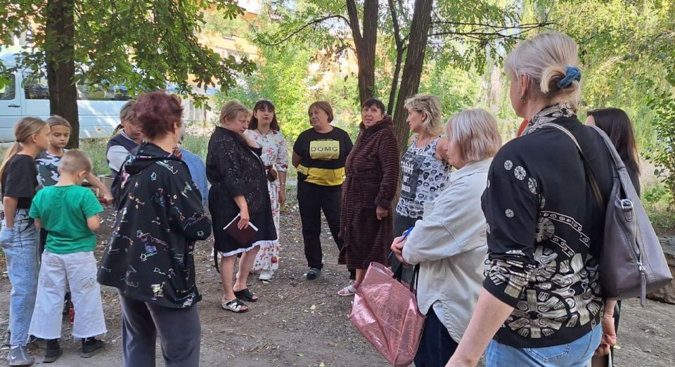 Сегодня, 17 сентября, заместитель руководителя Управы Советского внутригородского района Администрации городского округа Макеевка Надежда Прокапович провела встречу с населением возле дома № 10 Второго микрорайона