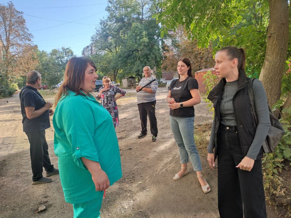 #80регион. В рамках поручения Главы Республики Дениса Пушилина, 17 сентября, спикер-активист Татьяна Синяговская провела встречу с жителями района на подведомственной территории по адресу: пер