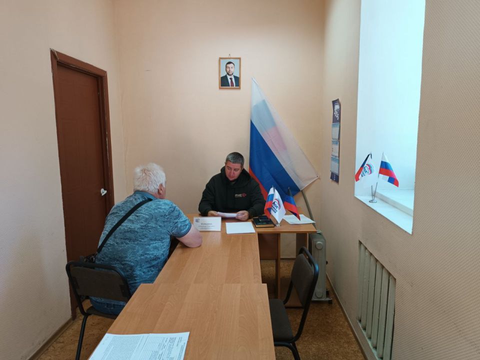 17 сентября депутат Народного совета ДНР первого созыва Александр Камышов провёл приём граждан в Общественной приемной Председателя партии «Единая Россия» Червоногвардейского района 17 сентября депутат Народного совета ДНР первого созыва Александр Камышов провёл приём граждан в Общественной приемной Председателя партии «Единая Россия» Червоногвардейского района