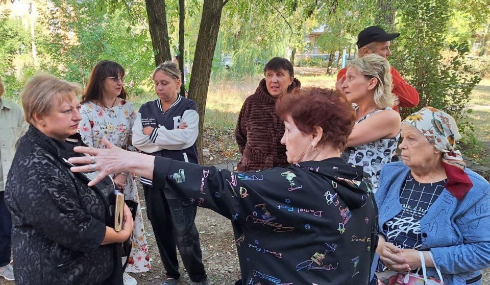 Сегодня, 17 сентября, заместитель руководителя Управы Советского внутригородского района Администрации городского округа Макеевка Надежда Прокапович провела встречу с населением возле дома № 10 Второго микрорайона Сегодня, 17 сентября, заместитель руководителя Управы Советского внутригородского района Администрации городского округа Макеевка Надежда Прокапович провела встречу с населением возле дома № 10 Второго микрорайона