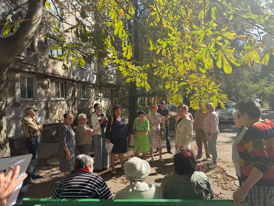 Сегодня, 17 сентября, управляющий делами Администрации городского округа Макеевка Екатерина Галышева провела встречу с населением по адресу: г.о. Макеевка, г. Макеевка, мкр. Центральный, 3 Сегодня, 17 сентября, управляющий делами Администрации городского округа Макеевка Екатерина Галышева провела встречу с населением по адресу: г.о. Макеевка, г. Макеевка, мкр. Центральный, 3