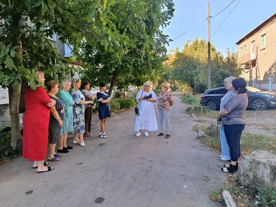 Сегодня, 17 сентября, депутат Макеевского городского совета Оксана Бевцык провела встречу с населением возле дома № 7 по улице Середы Сегодня, 17 сентября, депутат Макеевского городского совета Оксана Бевцык провела встречу с населением возле дома № 7 по улице Середы