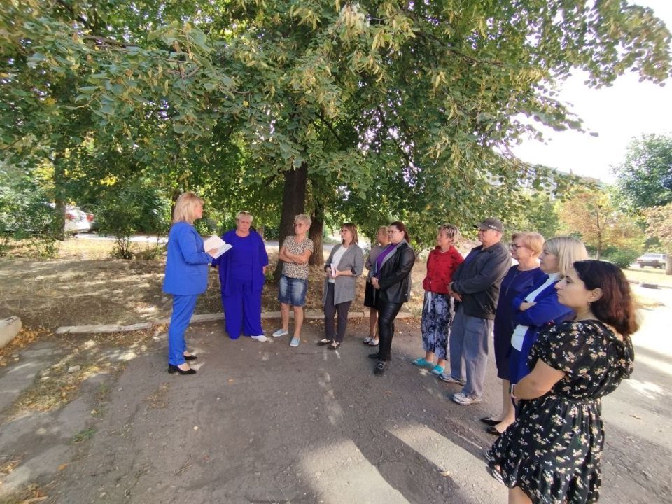 17 сентября в Червоногвардейском районе состоялась встреча заместителя руководителя Управы Червоногвардейского внутригородского района Татьяны Задорожной с жителями жилого массива Восточный на территории ГБОУ «Основная... 17 сентября в Червоногвардейском районе состоялась встреча заместителя руководителя Управы Червоногвардейского внутригородского района Татьяны Задорожной с жителями жилого массива Восточный на территории ГБОУ «Основная...